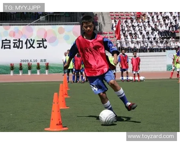 足球明星训练杂耍视频揭秘技巧与训练方法提升球技的秘密与乐趣 足球明星训练杂耍视频揭秘技巧与训练方法提升球技的秘密与乐趣